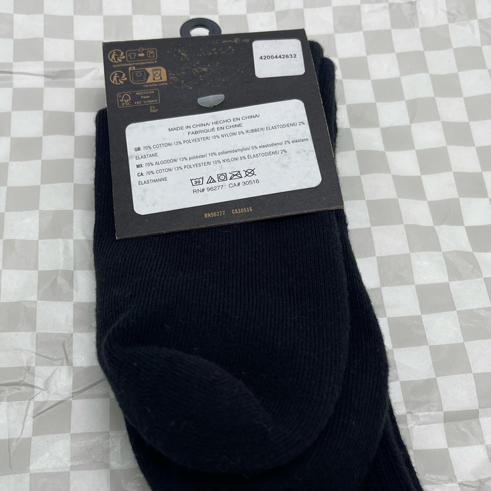 Vans Major Type Crew Socks (1 pair)
with jacquard art of a sinister skull - Picture 8 of 16